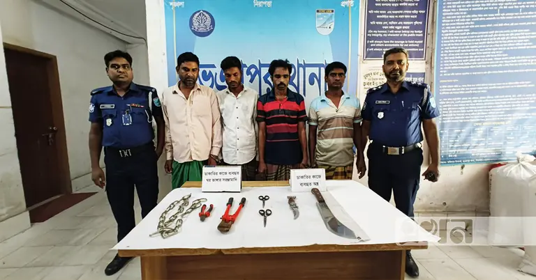 গ্রেপ্তার ৪ ডাকাত ও উদ্ধারকৃত অস্ত্র-সরঞ্জাম
